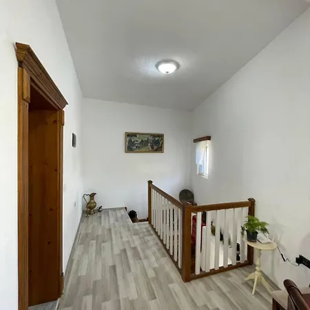 Dollma Traditional Guest House, Inside Castle 게스트하우스 Krujë