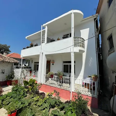 Dollma Traditional Guest House, Inside Castle بيت ضيافة Krujë